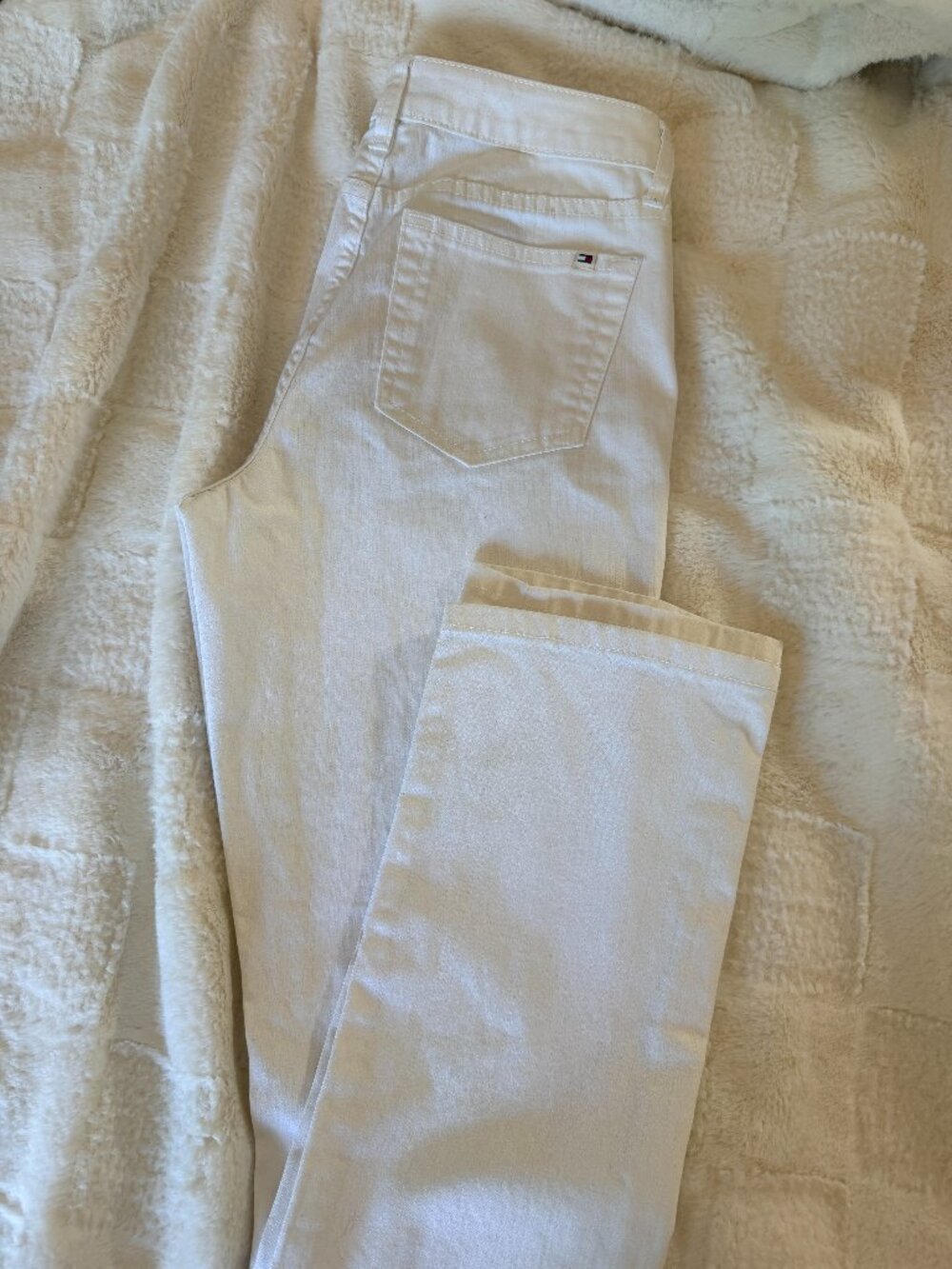 Pristine TOMMY HILFIGER "Madison" Straight Leg White Denim in Size 6, Inseam
